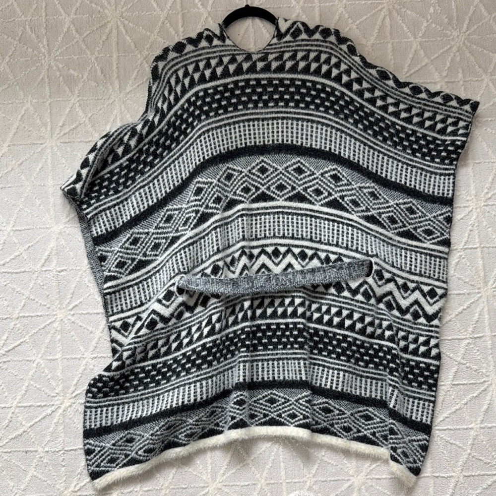 Oversized Aztec Shawl - Picture 4 of 5